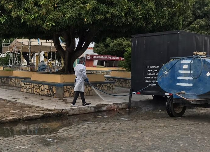 Governo municipal lava as ruas para conter propagação do coronavírus